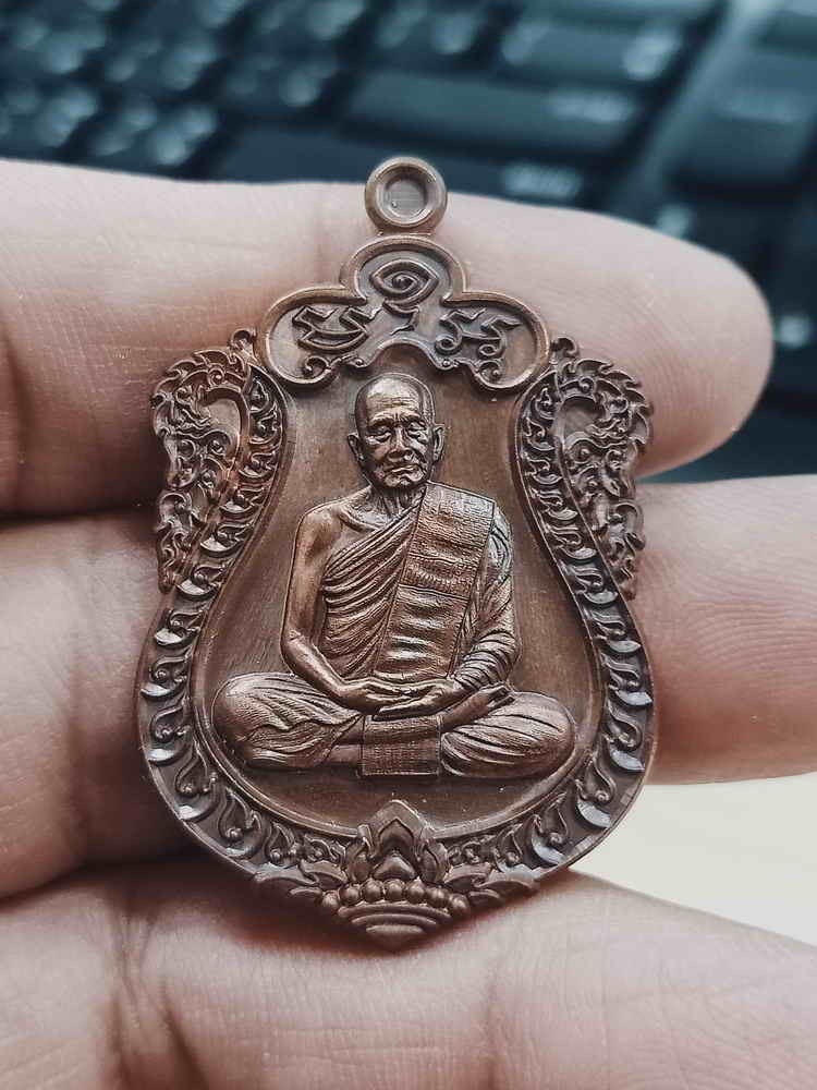 2-1165 วัดใจ 100 เหรียญเสมา 8 รอบ หลวงปู่กลม วัดโพธิ์ชัย จ.นครพนม 2566 เนื้อทองแดงเถื่อน หมายเลข 317 สร้าง 599 เหรียญ กล่องเดิม***เข้ามาศึกษาก่อนสะสม