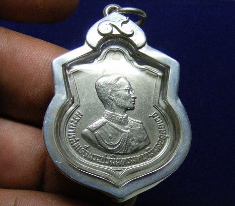 2500.- เหรียญในหลวง ร.9 ครบ3 รอบ ปี06 พร้อมเลี่ยมจับกรอบเงินขัดมันสั่งทำพิเศษ เลข 9