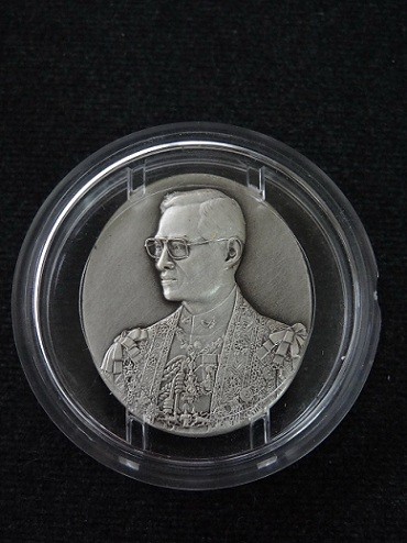 1000.-เหรียญโฮโลแกรม สามมิติ เนื้อเงินซาติน มูลนิธีวชิรเวชวิทยาลัย เฉลิมพระเกียรติปี42 พร้อมซองเดิม