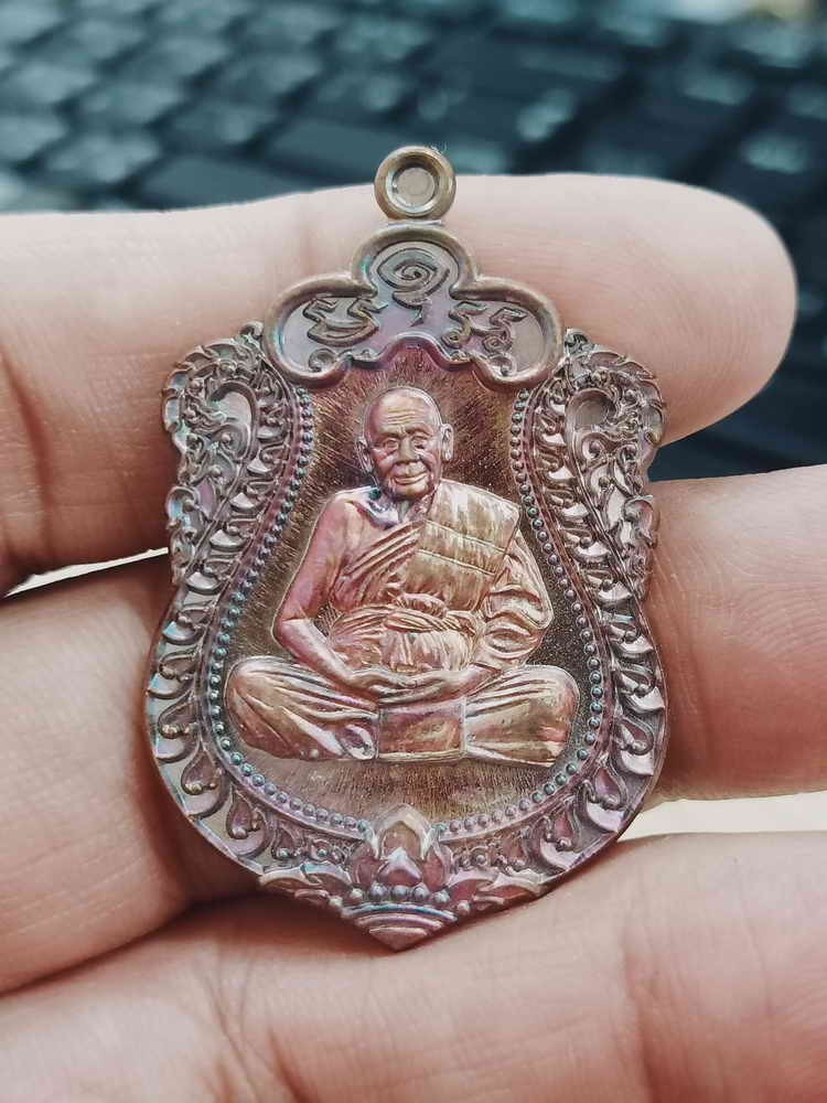 2-1547 วัดใจ 150 เหรียญเสมาฉลองครบ 7 รอบ พ่อท่านผ่อง วัดแจ้ง อ.เมือง จ.พัทลุง 2567 ทองแดงผิวรุ้ง หลังเรียบ จารย์มือเกจิเขาอ้อ 40 กล่องเดิม***สวยเดิม