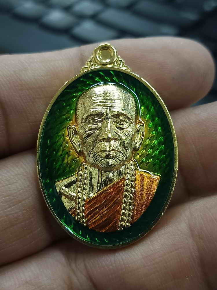 2-1272 วัดใจ 100 เหรียญกฐิน 67 หลวงปู่เถิง วัดบ้านอาลัย จ.ศรีสะเกษ 2567 ชุบน้ำทอง ลงยาพื้นเขียว จีวรเหลือง หมายเลข 13 กล่องเดิม