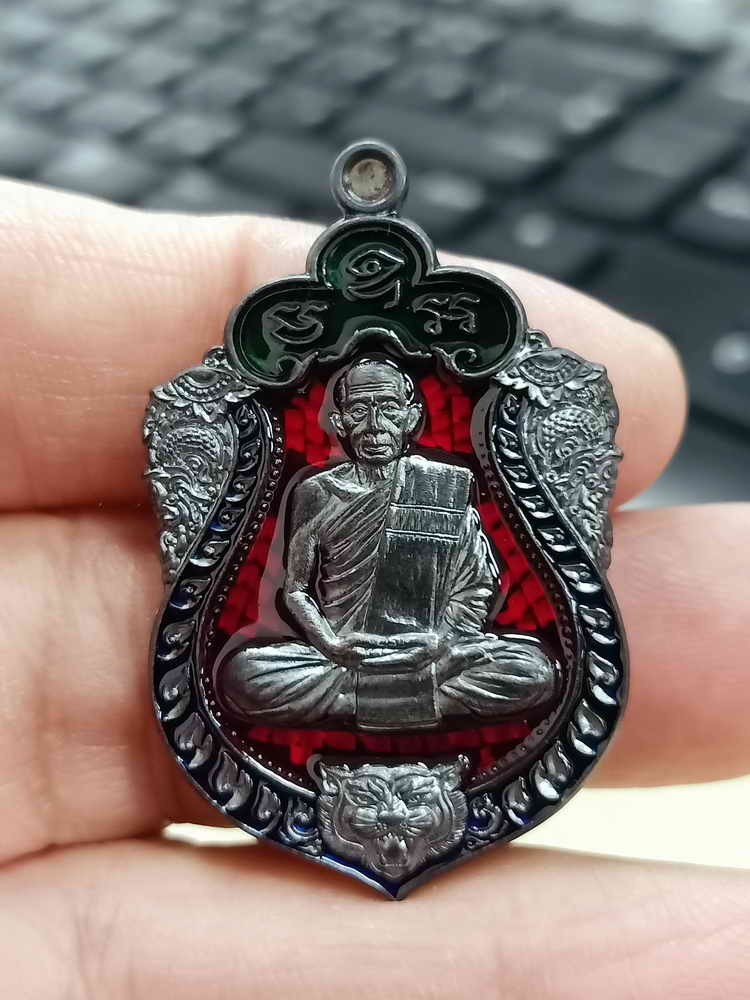 2-1630 วัดใจ 150 เหรียญเสมาเสือคาบแก้ว หลวงพ่อคูณ วัดบัลลังก์ โนนไทย จ.นครราชสีมา 2567 ทองแดงรมดำ ลงยาแดง ขอบ ซุ้ม หมายเลข 895 กล่องเดิม***สวยพรีเมี่ยม