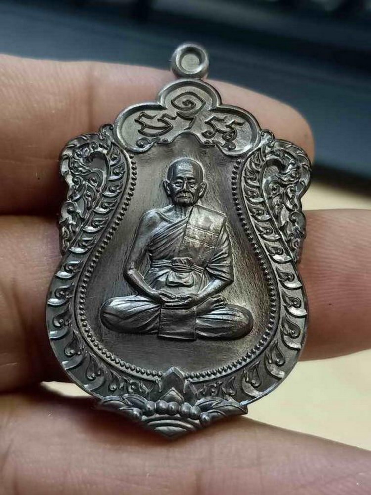 2-864 วัดใจ 100 เหรียญเสมาปู่ให้รวย หลวงปู่บุญมา สำนักสงฆ์เขาแก้วทอง จ.ปราจีนบุรี ปี 2567 ทองแดงมันปู่ รก.8 จอง หมายเลข 957 เหรียญ กล่องเดิม