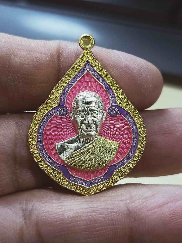 2-1082 วัดใจ 100 เหรียญโคตรเศรษฐี หลวงพ่อรวย อคคฺสาโร วัดมาบตาพุด ระยอง ปี 2565 งาน 2k ลงยาชมพู หมายเลข 81 ไม่มีกล่อง