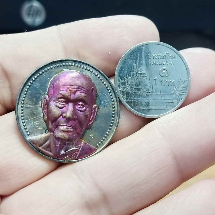 2-519 วัดใจ 100 วัดสร้าง มีพกใว้ เหรียญโชคดี หลวงพ่อรวย วัดมาบตาพุด จ.ระยอง ปี 2566 เนื้อชนวน หน้ากากทองแดงผิวรุ้ง รก.13 หมายเลข 102 สร้าง 200 เหรียญ กล่องเดิม