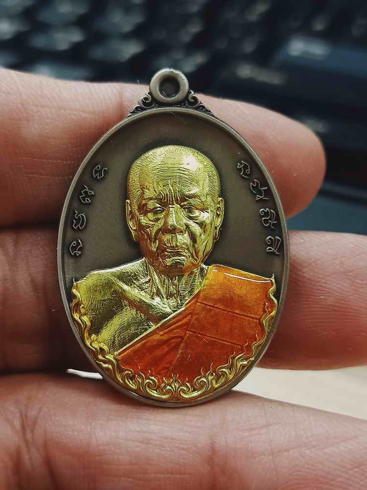 2-1122 วัดใจ 100 เหรียญเมตตามหาเสน่ห์ หลวงพ่อเสน่ห์ วัดพันสี จ.อุทัยธานี 2565 เนื้ออัลปาก้าซาติน หน้ากากทองทิพย์ ลงยาจีวร หมายเลข 31 กล่องเดิม