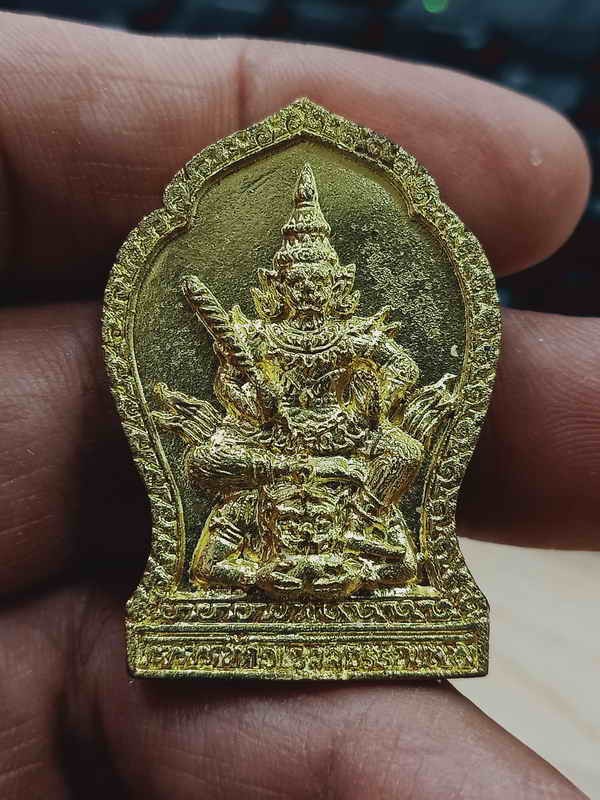 2-1193 วัดใจ 100 เหรียญหล่อ ท้าวเวสุวรรณ หน้ายักษ์ หน้าเทพ(เทวดา) รุ่นยกช่อฟ้าพระอุโบสถ พระอาจารย์ละ วัดสร้อยสุวรรณ อ.เมือง จ.กำแพงเพชร 2557 หมายเลข 223 กล่องเดิม