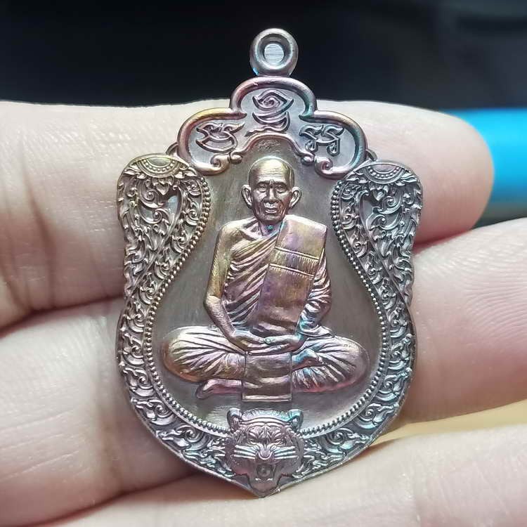 2-356 วัดใจ 100 เหรียญเสมาเสือคาบดาบ ที่ระลึกครบ 8 รอบ 96 ปี วัดศรีสุทธาวาส(วัดหนองจอก) อ.ทับคล้อ จ.พิจิตร ปี 2566 ถวายวัด เนื้อทองแดงผิวรุ้ง รก.14 หมายเลข 397 สร้าง 500 เหรียญ กล่องเดิม