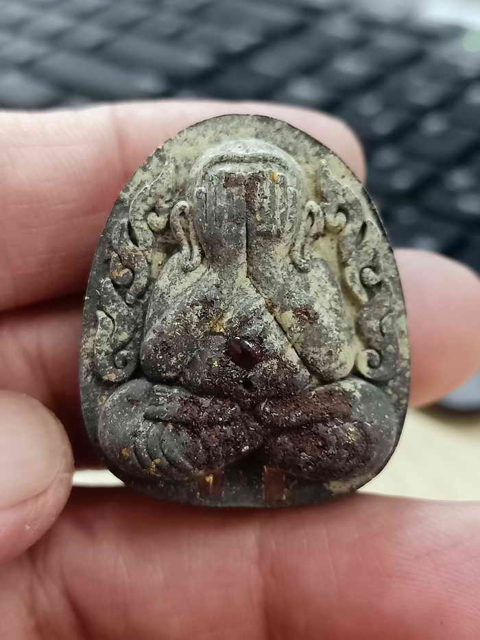 2-1752 วัดใจ 100 พระปิดตากนกข้างบูชาครู หลวงปู่โต๊ะ หลวงพ่อนงค์ วัดบางน้ำชน ธนบุรี จ.กรุงเทพ ปี 2565 จัมโบ้ มวลสารดี หมายเลข 381 กล่องเดิม