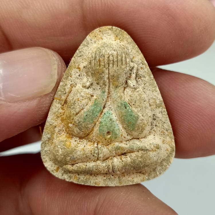 2-208 วัดใจ 100 พระปิดตา ปลดหนี้ บูชาครู หลวงพ่อนงค์ (ลูกศิษย์หลวงปู่โต๊ะ) วัดบางน้ำชน เขตธนบุรี จ.กรุงเทพ ปี 2565 เนื้อผงพุทธคุณ โรยผงตะไบพระประธานเก่า (ร1.26) หมายเลข #1564 กล่องเดิม