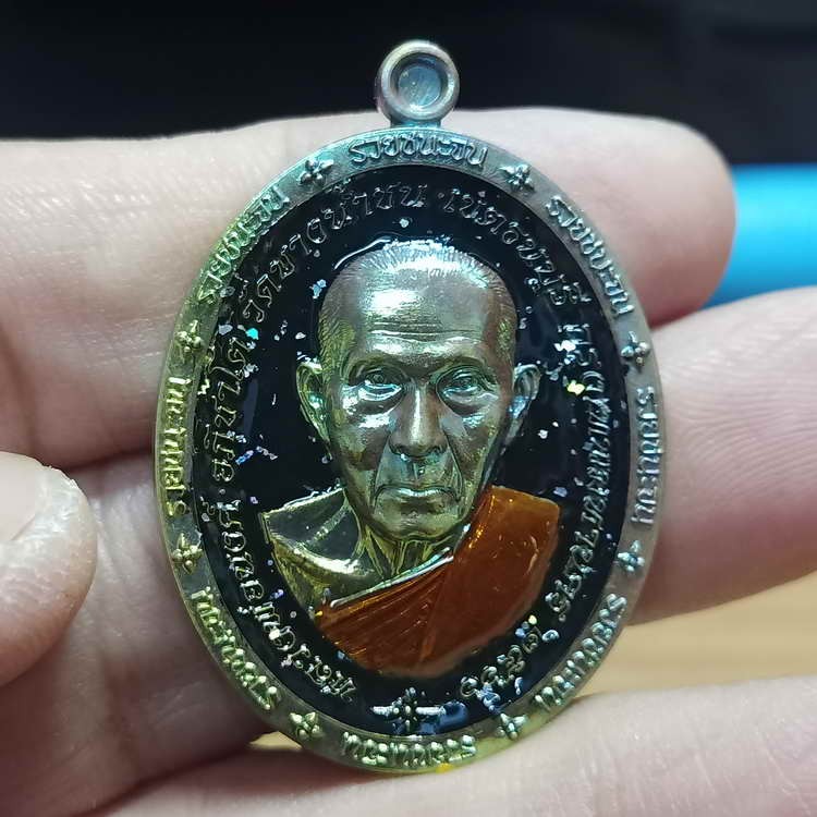 2-314 วัดใจ 100 เหรียญรุ่นรวยชนะจน หลวงพ่อนงค์(ลูกศิษย์หลวงปู่โต๊ะ) วัดบางน้ำชน ธนบุรี กรุงเทพ ปี 2566 เนื้อชนวนหน้ากากประกายเพชรน้ำเงิน รก.56#17 สร้างน้อย รายการละ 50 องค์ กล่องเดิม***ส่งฟรี