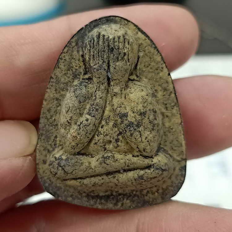 2-427 วัดใจ 50 พระผงปิดตารุ่นเงินล้าน หลวงปู่รอด วัดโคกกรม จ.สุรินทร์ ปี 2565 เนื้อดำใบลานโรยมวลสาร ผงเรืองแสง หมายเลข 134 กล่องเดิม