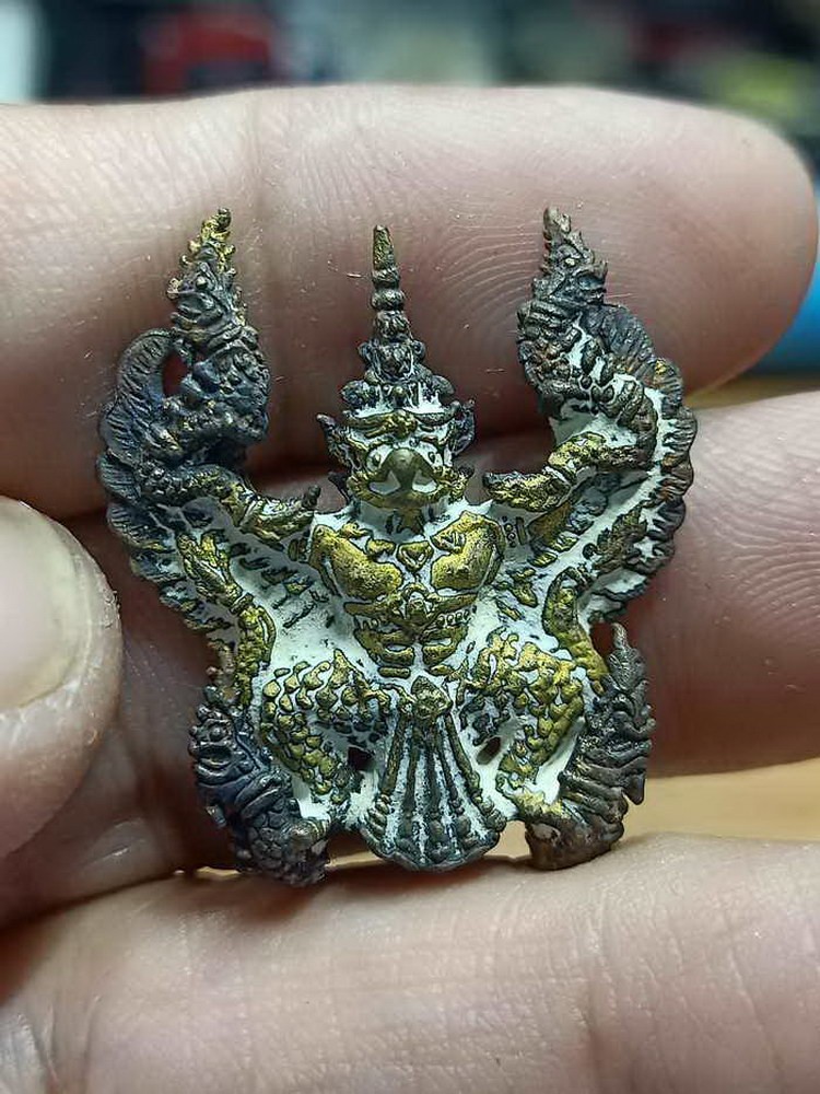 2-991 วัดใจ 100 ต่ำจอง เหรียญหล่อ พญาครุฑ รุ่น 9 หน้า เจริญพร พระอาจารย์ละ วัดสร้อยสุวรรณ ต.นาบ่อคำ อ.เมืองกำแพงเพชร จ.กำแพงเพชร 2559 ชนวนโลหะผิวไฟหัวทอง หมายเลข 577 สร้าง 1999 กล่องเดิม***หลังจอง 200