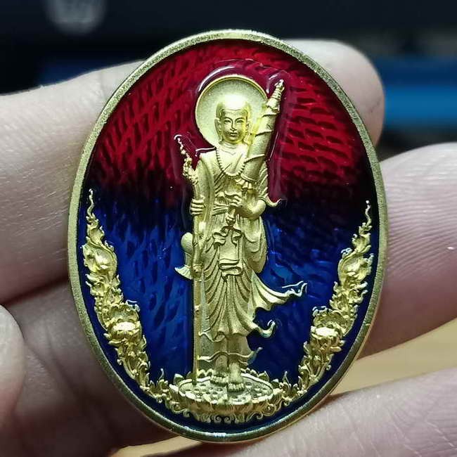 2-498 วัดใจ 150 เหรียญพระสีวลี รุ่นเจริญลาภ หลวงปู่เสงี่ยม วัดสุวรรณเจดีย์ จ.อยุธยา ปี 2567 รก.57 ชุบทอง ลงยาแดงน้ำเงิน หมายเลข 41 จัดสร้าง 77 เหรียญ กล่องเดิม