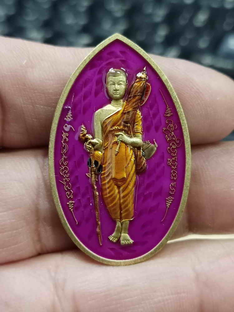 2-961 วัดใจ 100 เหรียญหัวใจสีวลี หลวงปู่เถิง ปัญญาวโร วัดบ้านอาลัย จ.ศรีสะเกษ 2567 ทองทิพย์ซาติน ลงยาม่วง หน้า-หลัง หมายเลข 29 กล่องเดิม***อย่างสวย เลขก็โซนวันเกิด