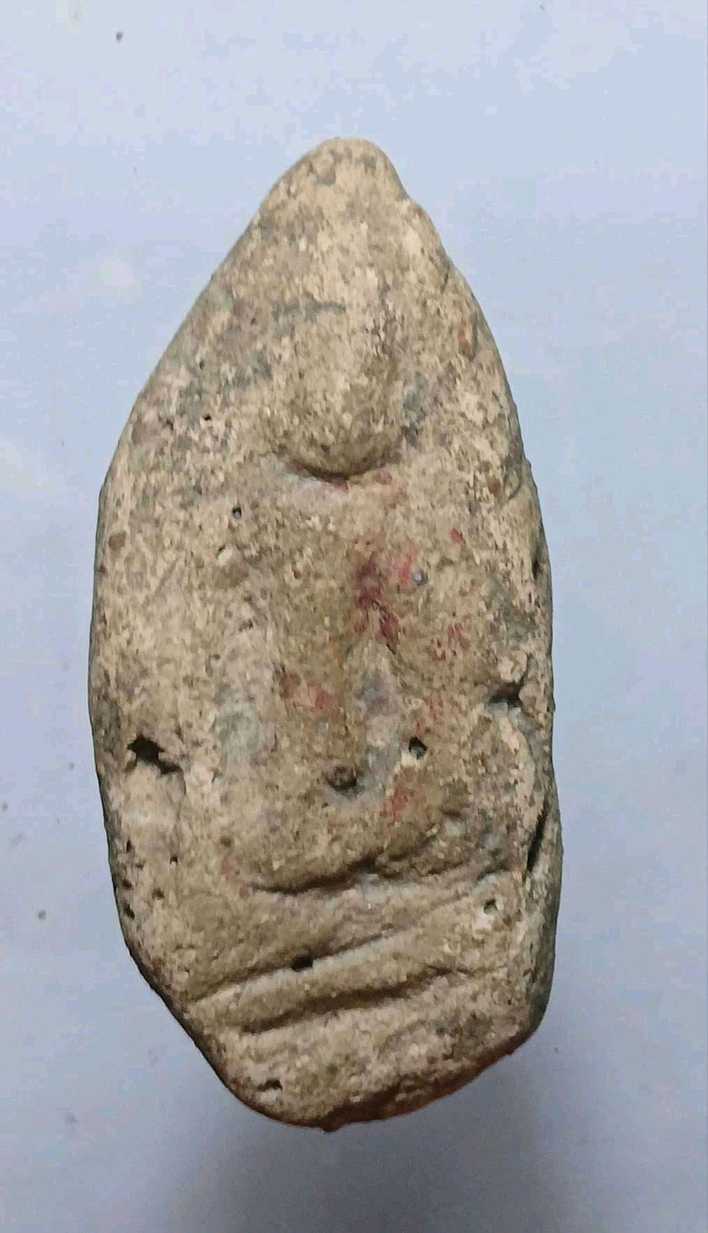 ขุนแผนไข่ผ่าซีก พระกรุเนื้อดิน