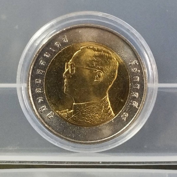 2500.- เหรียญ 10 บาท สองสี ในหลวงรัชกาลที่ 9 ปี 2560 ปีสุดท้ายที่มีการผลิต จำนวน 100 เหรียญ พร้อมกล่อง พร้อมตลับ สภาพUNC ไม่ได้ใช้