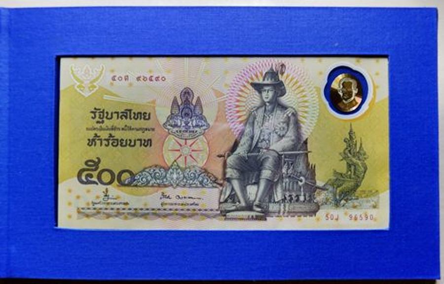 1500.-ธนบัตรที่ระลึกพระบาทสมเด็จพระเจ้าอยู่หัวรัชกาลที่ 9 ฉลองสิริราชสมบัติครบ 50 ปี ฉบับ500 บาท โพลิเมอร์ สภาพUNC ซองผ้าไหม