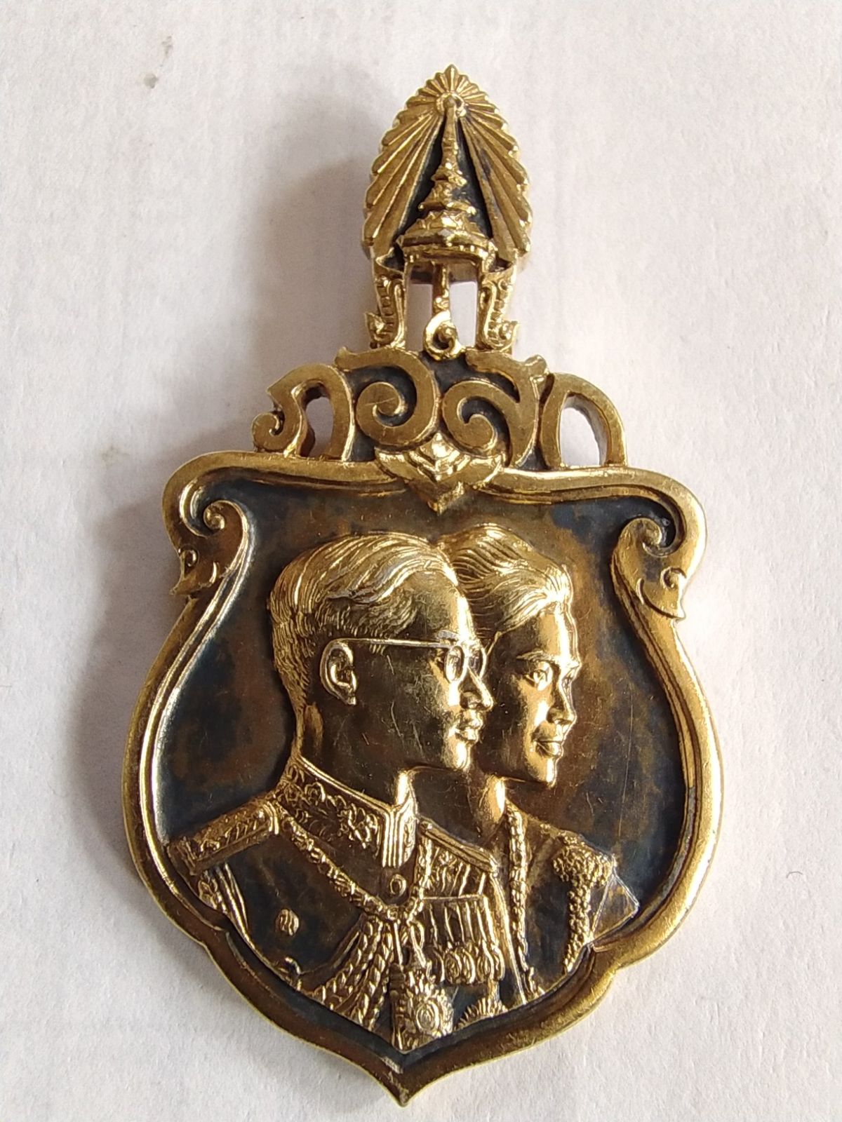 3000.-เหรียญที่ระลึกเสด็จเยือนสหรัฐอเมริกาและทวีปยุโรป ปี2503 เนื้อเงิน พิมพ์เล็กกะไหล่ทอง