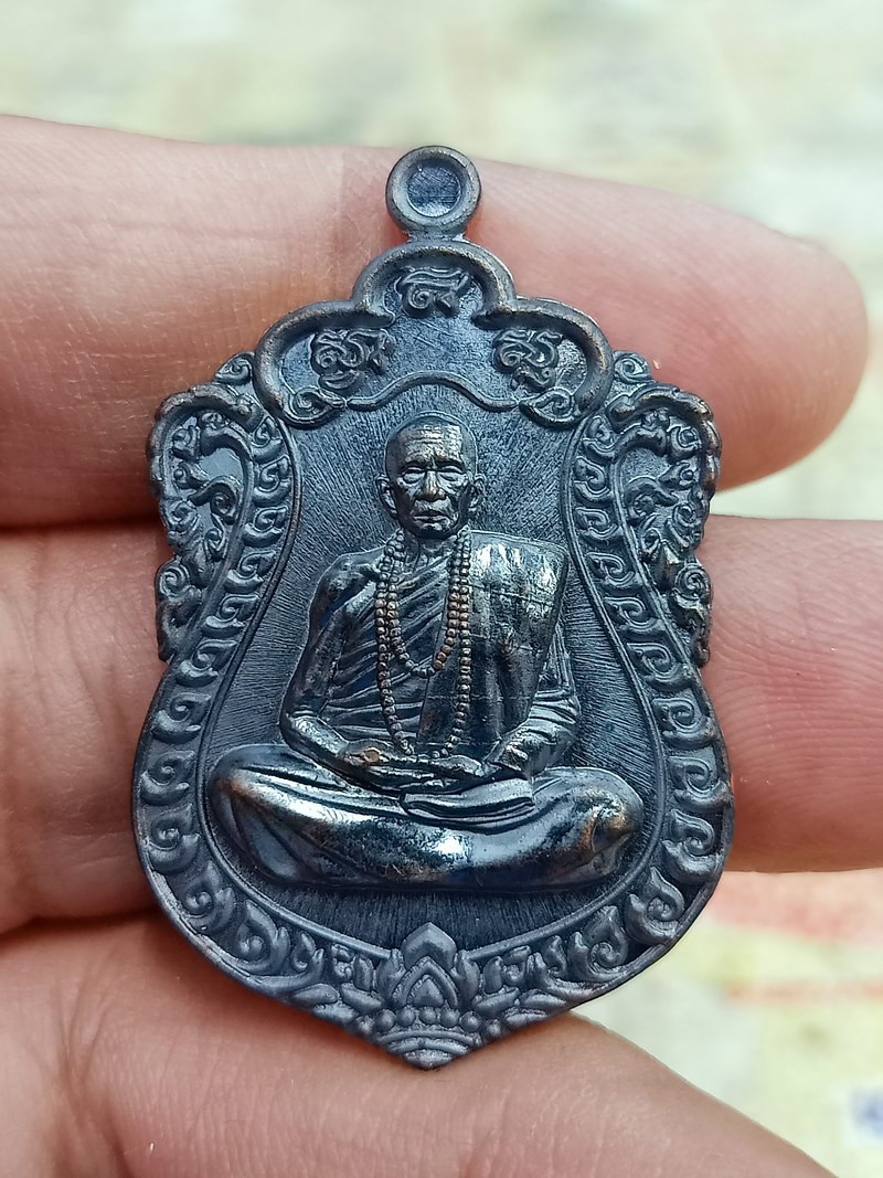 1-1437 วัดใจ 50 เหรียญเสมา รุ่นสมปรารถนา หลวงปู่เถิง ปัญญาวโร วัดบ้านอาลัย จ.ศรีสะเกษ 2566 ทองแดงรมดำ หมายเลข 138 กล่องเดิม