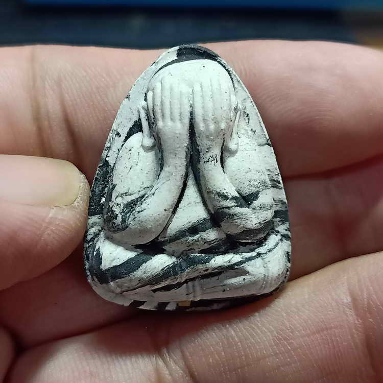 2-484 วัดใจ 50 พระปิดตาปลดหนี้ ของขวัญ หลวงพ่อทอง วัดบ้านไร่ จ.นครราชสีมา ลังพิเศษ เนื้อลายเสือขาว ตะกรุดฝาบาตร 1 ดอก รก.38 หมายเลข 27 สร้าง 164 องค์ กล่องเดิม