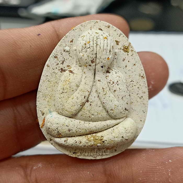 2-505 วัดใจ 50 พระผงปิดตาปลดหนี้ จัมโบ้ 1 หลวงปู่รอด วัดโคกกรม จ.สุรินทร์ ปี 2565 เนื้อขาว โรยตะไบทอง หมายเลข 184 กล่องเดิม