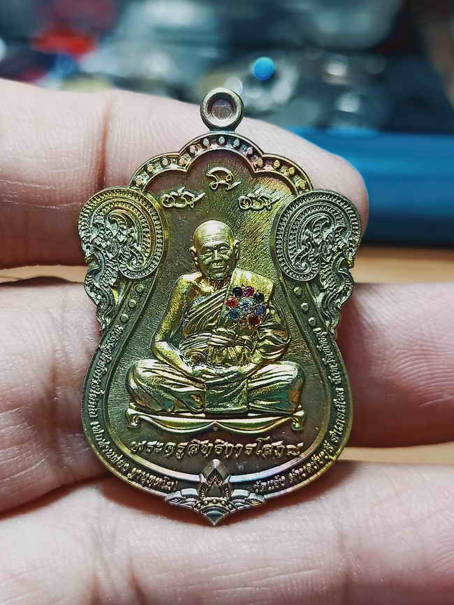 2-1160 วัดใจ 150 เหรียญเสมาเจริญยศ พ่อท่านผ่อง วัดแจ้ง อ.เมือง จ.พัทลุง 2567 งานมหาชนวนผิวรุ้ง ฝังพลอยนพเก้า หมายเลข 64 สร้าง 100 เหรียญ กล่องเดิม***เสมา สวยๆ