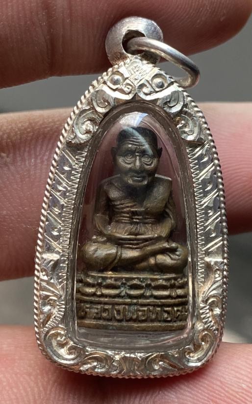 3500.-รูปหล่อ หลวงพ่อทวด วัดช้างให้ จ.ปัตตานี รุ่น ร.ศ.200 ปี 2525 พิมพ์เล็ก เนื้อนวะเลี่ยมเงิน+สร้อยเงินหนัก 25 กรัม