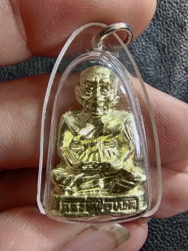 80.- รูปหล่อหลวงพ่อทวด วัดช้างไห้ เนื้อโลหะสีทองพร้อมเลี่ยม องค์ที่ 1