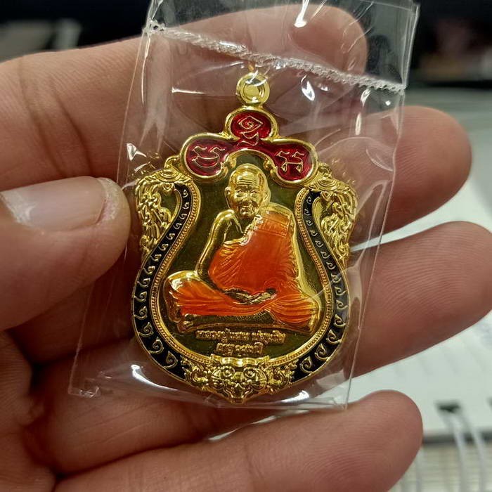 2-783 วัดใจ 100 เหรียญเสมาหัวเสือ รุ่นพยัคฆ์แสนล้าน หลวงปู่แสน วัดบ้านหนองจิก จ.ศรีสะเกษ ปี 2562 เนื้อทองทิพย์กะไหล่ทอง ลงยาขอบ หมายเลข 175 กล่องเดิม