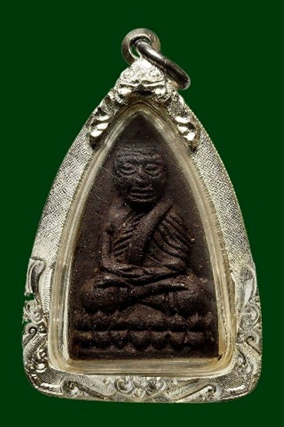 2500.-หลวงปู่ทวดเนื้อว่าน หลัง สก. วัดห้วยมงคล ปี44 เลี่ยมเงิน +สร้อยเชือกร่มถักแผ่นปั้มอุดฐานหลวงปู่หลิว วัดไร่แตงทอง