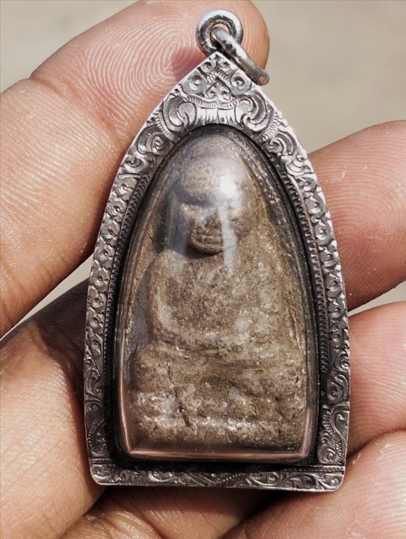 1500.-หลวงปู่ทวดเนื้อว่านหลังโรยเม็ดแร่ เลี่ยมกรอบเงิน