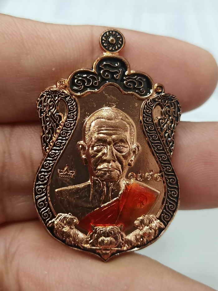 2-595 วัดใจ 100 เหรียญสามพยัคฆ์พิทักษ์เงินล้าน หลวงปู่บุญมา วัดเขาแก้วทอง จ.ปราจีนบุรี 2564 ทองแดง ลงยาจีวร ขอบ ซุ้ม หมายเลข 1644 กล่องเดิม