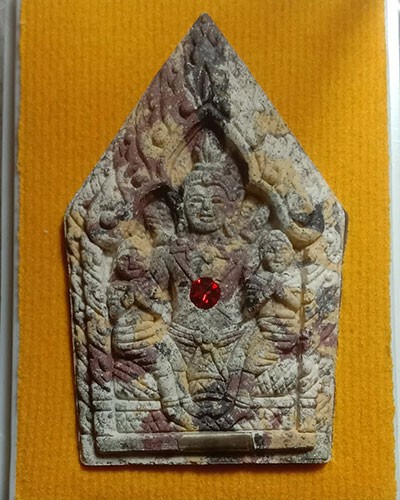 เริ่มต้นที่ 50 บาท พระขุนแผนหลังงั่ง เนื้อว่านมวลสารรวมก้นครก รุ่นเสาร์ 5 มหาเศรษฐี หลวงพ่อเมียน กัลยาโน วัดบ้านจะเนียง จ.บุรีรัมย์ ปี 2557 กล่องเดิม