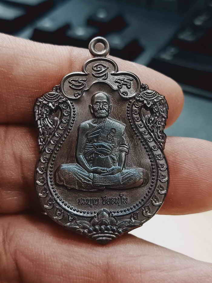 2-1075 วัดใจ 100 เหรียญเสมา 100 ปี บารมีปิยธมโม หลวงพ่อสมบุญ วัดลำพันบอง จ.สุพรรณบุรี ปี 2567 ทองแดงรมดำ หมายเลข 1581 กล่องเดิม***สายสุพรรณดันดี