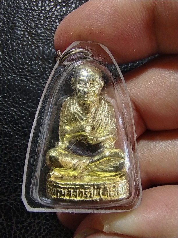 80.- รูปหล่อหลวงพ่อโต เนื้อโลหะสีทอง พร้อมเลี่ยม