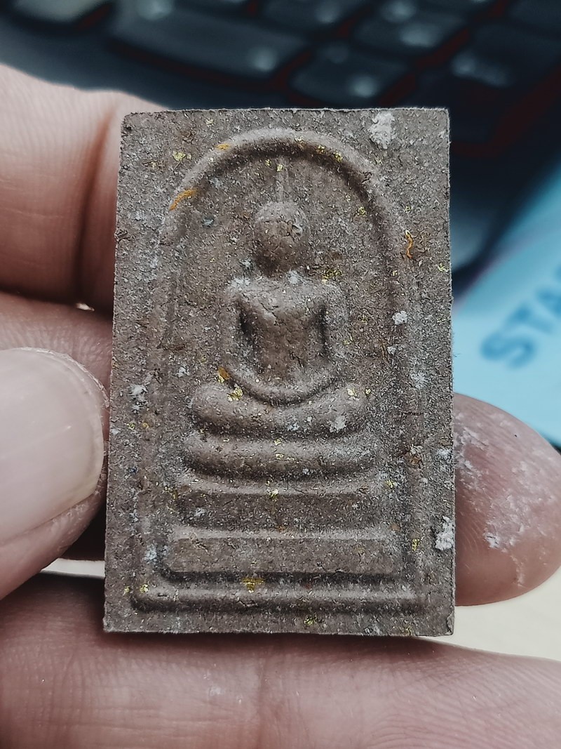 1-1331 วัดใจ 50 พระสมเด็จ ผงเก่า 100 ปี วัดระฆัง สู่สมเด็จ 119 วัดทุ่งนาใหม่ รุ่นเหนือดวงปัญจภาคี หลวงปู่อิ่ม 106 ปี จ.นครศรีธรรมราช 2566 หลังตรายาง หมายเลข 419 กล่องเดิม