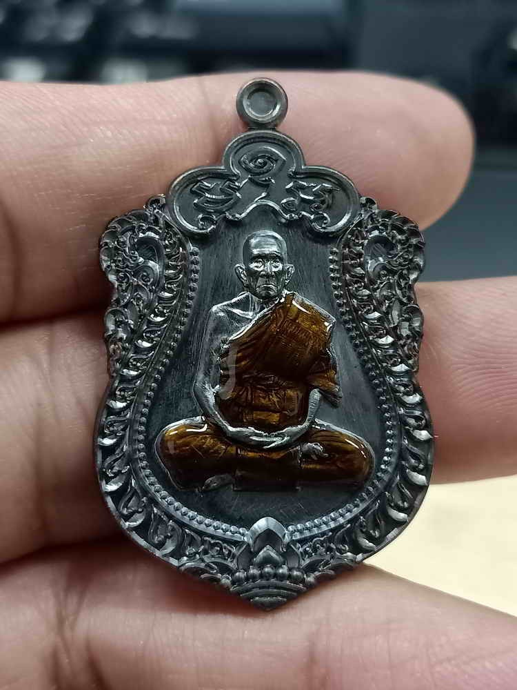 2-951 วัดใจ 100 เหรียญเสมา 94 ปี รุ่นแรก หลวงปู่สวน วัดวังทรายพูน จ.พิจิตร 2567 ทองแดงรมดำ ลงยาจีวร หมายเลข 22 สร้าง 94 เหรียญ กล่องเดิม