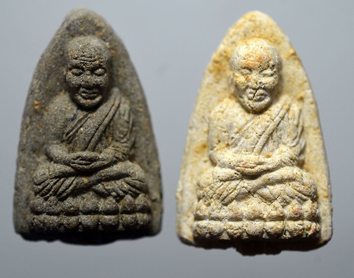 2 องค์ พระผงหลวงปู่ทวด หลวงพ่อทอง สุทธสีโล วัดบ้านไร่ รุ่น สร้างบารมี ปี 2560 เนื้อว่านขาว และเนื้อดำ ตอกโค๊ด ตามภาพ ถุงเดิม