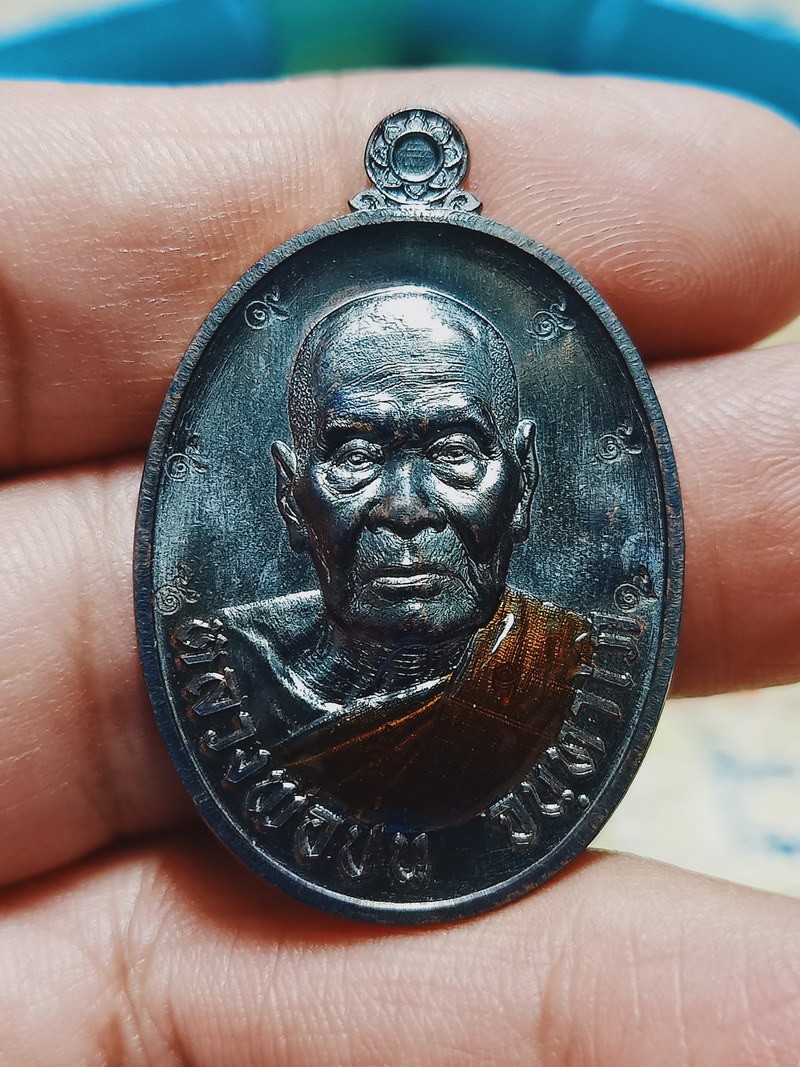 1-1125 วัดใจ 100 เหรียญเลื่อนสมณศักดิ์ หลวงพ่อปั่น จันทาโภ วัดเนินมหาเชษฐ์ จ.สุพรรณบุรี 2568 ทองแดง ลงยาจีวร ตอก 9 รอบ หมายเลข 238 กล่องเดิม