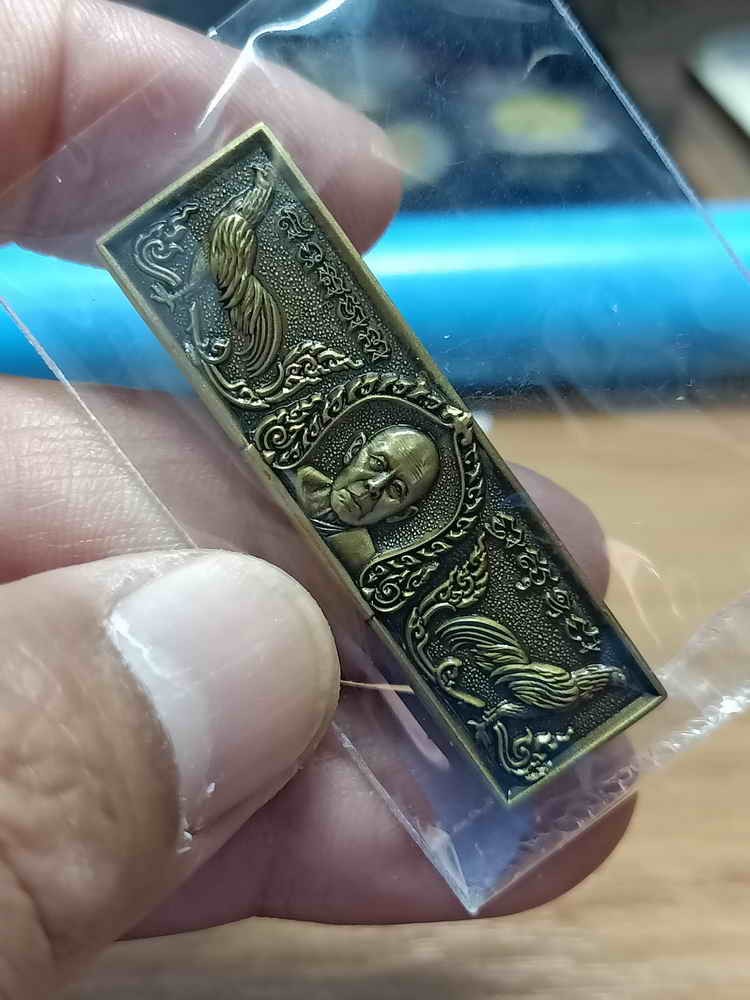 2-998 วัดใจ 100 หัวเลส แท้ทัน รุ่นแรก วัดสร้าง รวยรวย เฮงเฮง หลวงปู่รอด วัดโคกกรม จ.สุรินทร์ ทองทิพย์ซาติน หัวตรง น้ำหนักขนาด 3 บาท หมายเลข 171 กล่องเดิม***ไม่เคยใช้ ถ่ายทั้งซีล