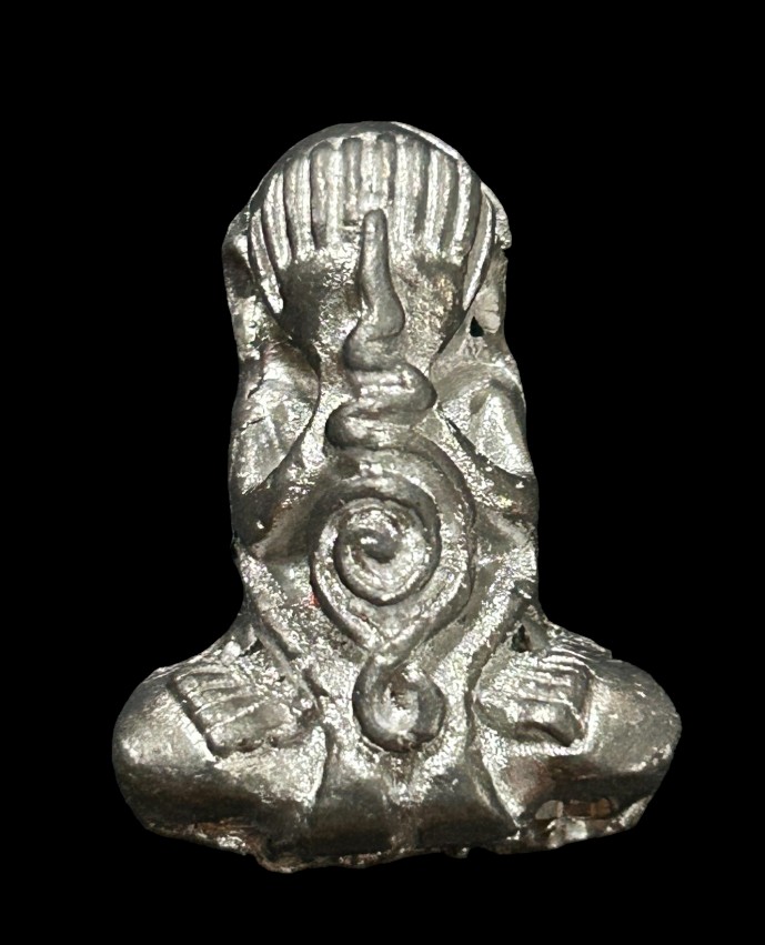 ปิดตายันต์ยุ่ง หลวงปู่แผ้ว ปวโร รุ่น สร้างกำแพงโบสถ์ วัดกำแพงแสน เนื้อเงินยวง พร้อมกล่อง  a22