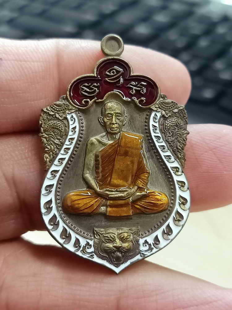 2-1839 วัดใจ 100 เหรียญเสมาเสือคาบแก้ว หลวงพ่อคูณ วรปญฺโญ วัดบัลลังก์ อ.โนนไทย จ.นครราชสีมา ปี 2567 เนื้อมหาชนวน ลงยาขอบ จีวร หมายเลข 91 กล่องเดิม