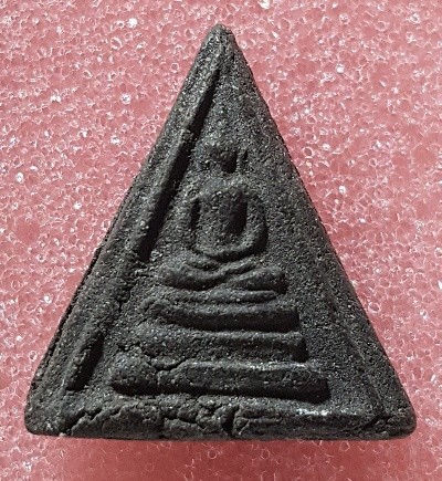 หลวงปู่หิน   วัดระฆังโฆสิตาราม พิมพ์สามเหลียมเนื้อดำ