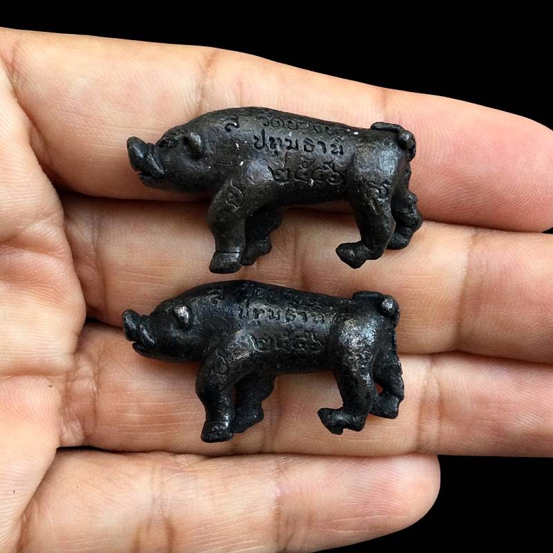 ## ราคาจอง 699 รับ 2 องค์ ### พญาหมูมหาลาภ(ย้อนยุค) หลวงปู่เส็ง วัดบางนา ปทุมธานี รุ่น 113 ปีชาตกาล ปี2556 เนื้อแร่ผสมตะกั่ว ตอกโค้ด ตามรูป ไม่มีกล่อง