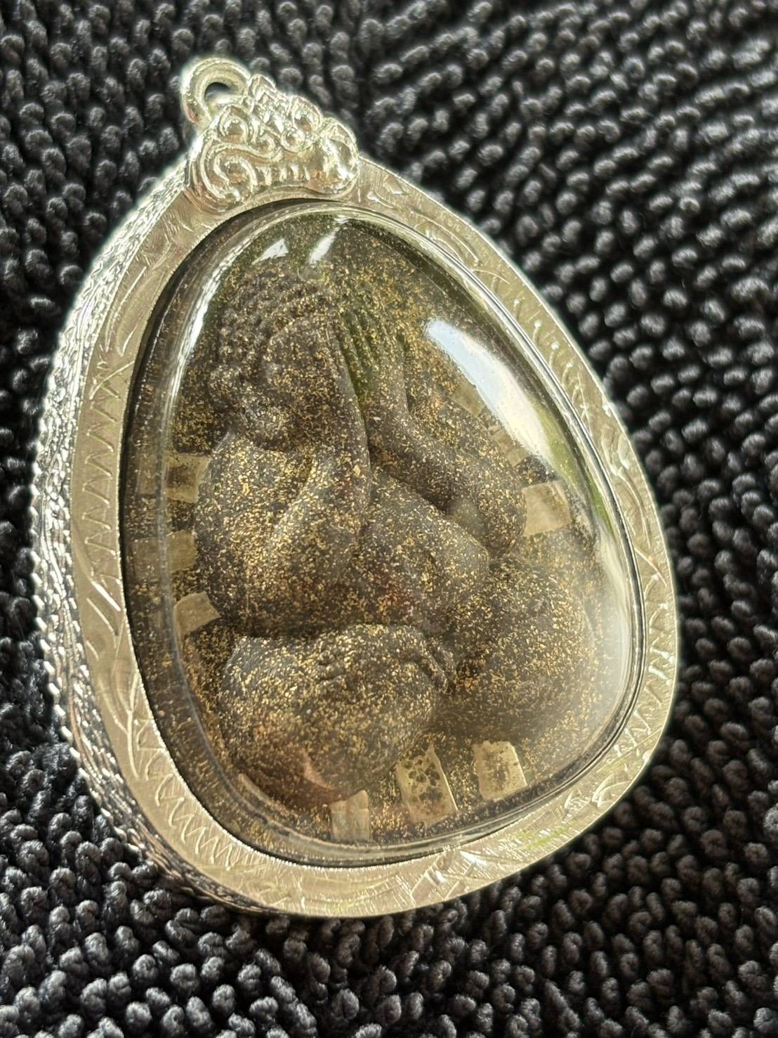 หลวงพ่อคูณ วัดบ้านไร่ ปิดตานวะมหามงคล แซยิด 76 ปี เนื้อผงใบลาน ตะกรุดเงิน 9 ดอก โรยผงตะไบพระกริ่ง ปี 2542 พร้อมเลี่ยมและกล่องเดิม