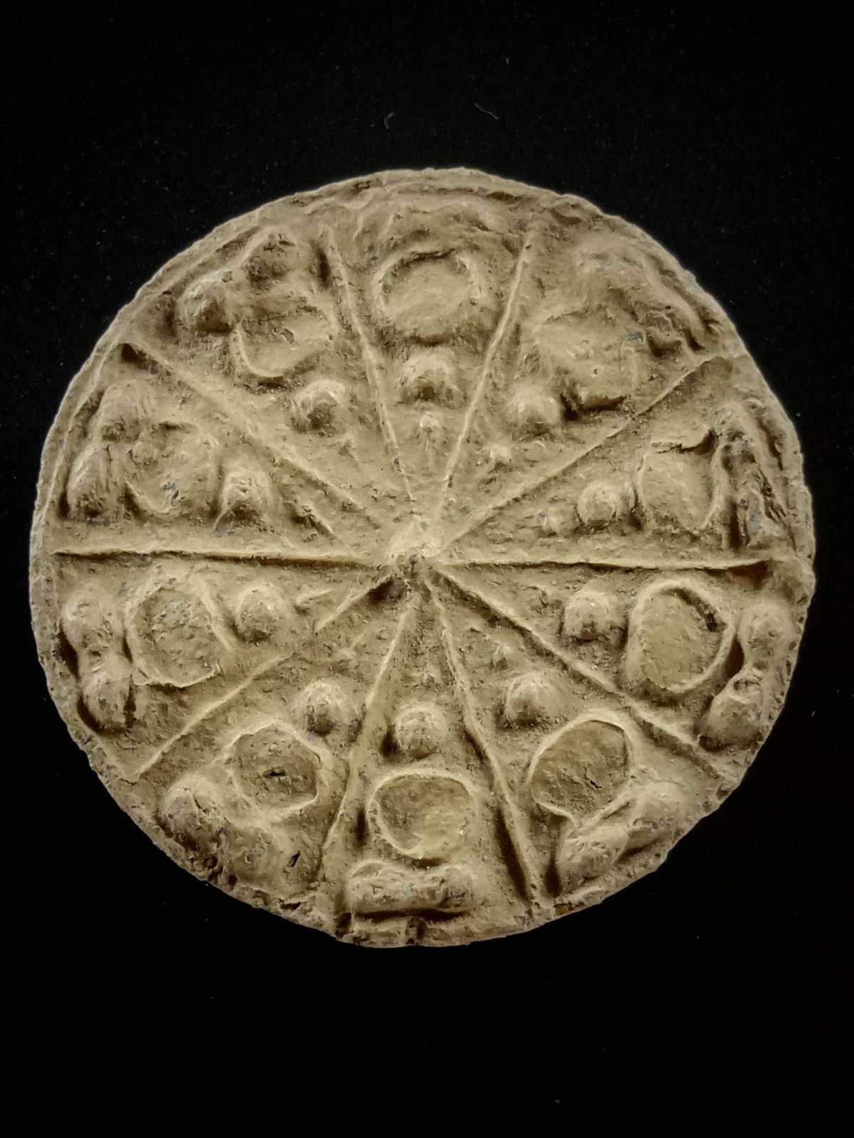 พระงบน้ำอ้อย เนื้อดิน หลวงปู่ยิ้ม วัดเจ้าเจ็ด จ.อยุธยา พ.ศ. 2460-2470 (สภาพสวย) ครับ  a35