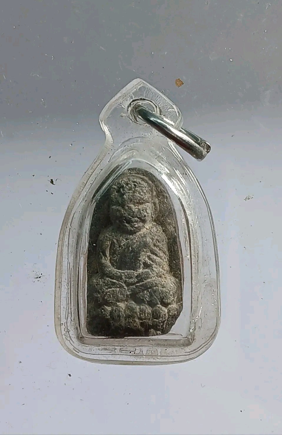 พระผงของขวัญ หลวงปู่ทวด วัดห้วยมงคล  เป็นพระผงเนื้อว่านผสมมวลสารมงคลต่างๆ เช่น ดินกากยายักษ์