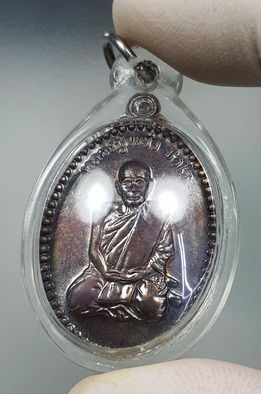 1200.- เหรียญนั่งพับเพียบรุ่นพิเศษ หลวงปู่แผ้ว ออกวัดหนองพงนก จ.นครปฐม ปี2549 พิมพ์ใหญ่ พร้อมเลี่ยม