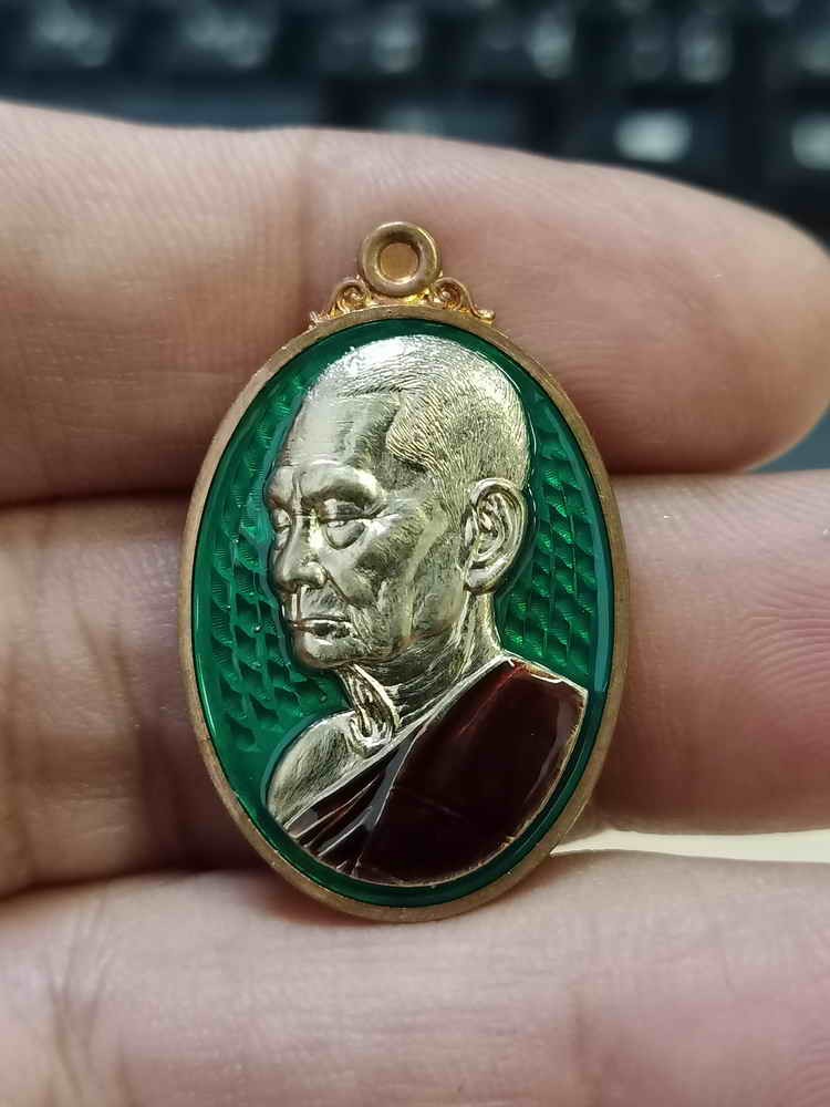 2-638 วัดใจ 150 เหรียญเล็กหน้าใหญ่ 2 หลวงปู่บุญมา สำนักสงฆ์เขาแก้วทอง จ.ปราจีนบุรี ปี 2567 ทองแดงผิวไฟ ลงยาเขียว หน้ากากอัลปาก้า ลงยาจีวร หมายเลข 44 กล่องเดิม